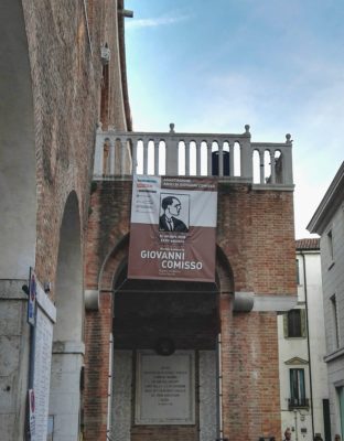 Il logo del Premio Comisso ben in vista dnella scalinata di Palazzo dei Trecento